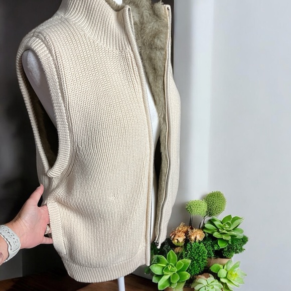 Ann Taylor reversible faux fur/sweater vest, size L - Picture 5 of 7